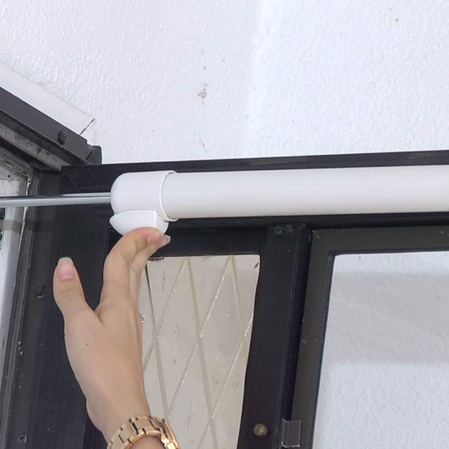 Touch 'n Hold Screen Door Closer, White: image 7